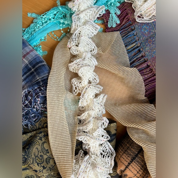 1️⃣3️⃣Lot of 13 Random Scarves-Varying Colors/Sizes/Brands/Materials/Conditions - Picture 9 of 17